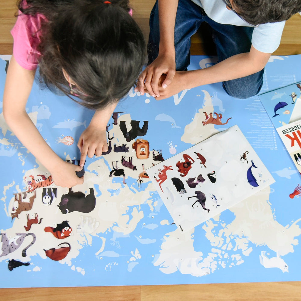 Enfants avec Affiche découverte et autocollants repositionnables Animaux du monde