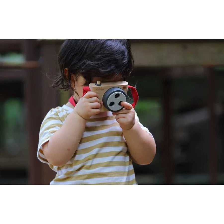 Enfant avec Appareil photo coloré en bois