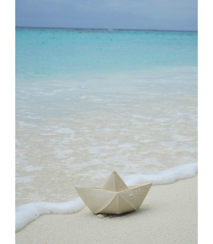Bateau de bain Origami blanc dans la plage