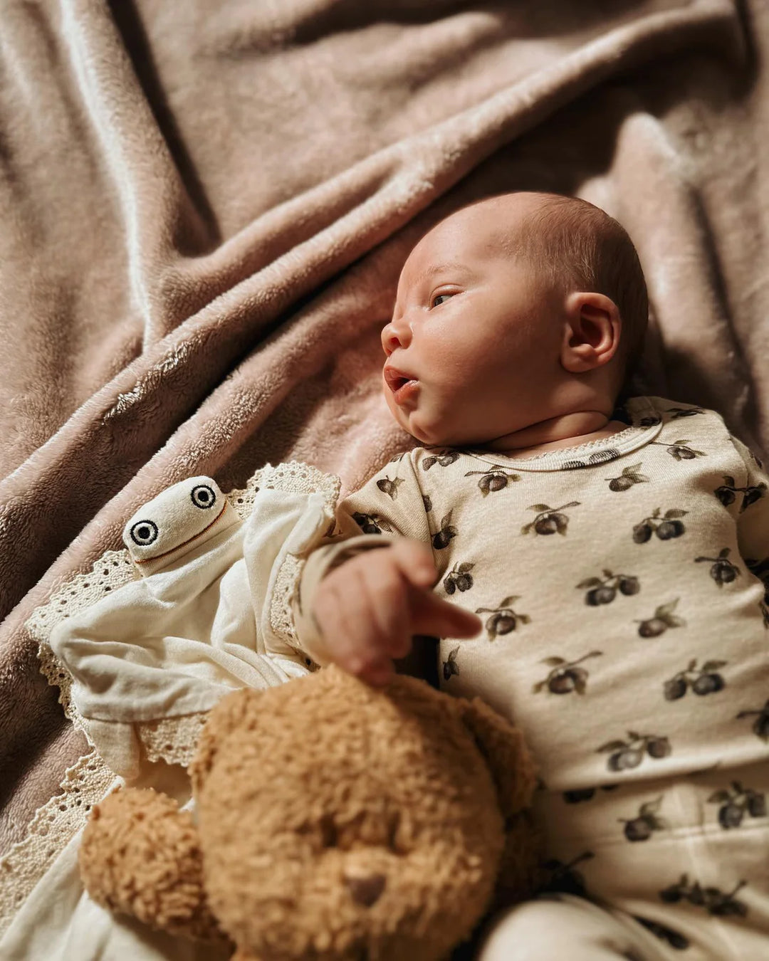 Bébé avec doudou bébé timbre en tissu blanc