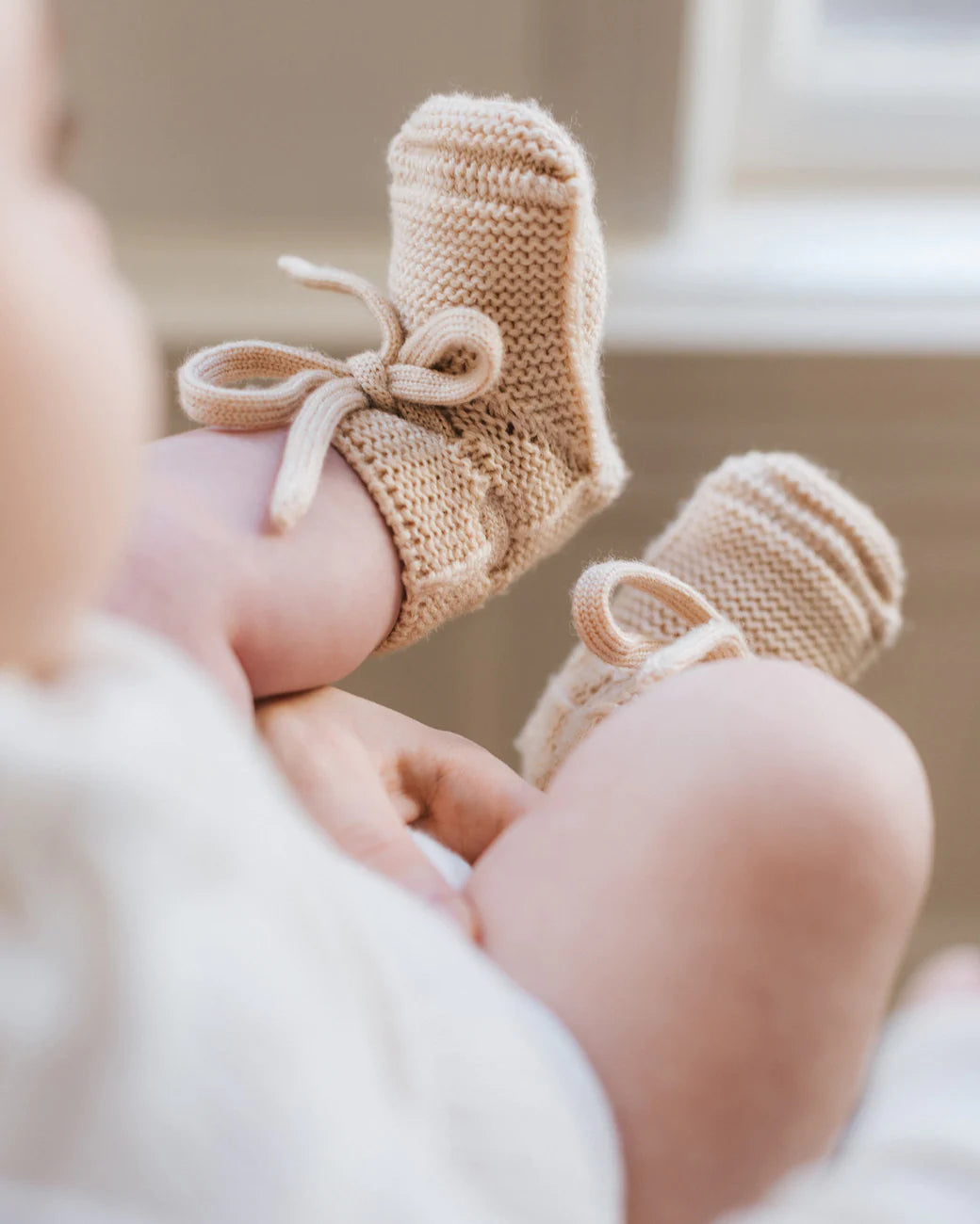 Bébé avec Chaussons de laine de mérinos oat