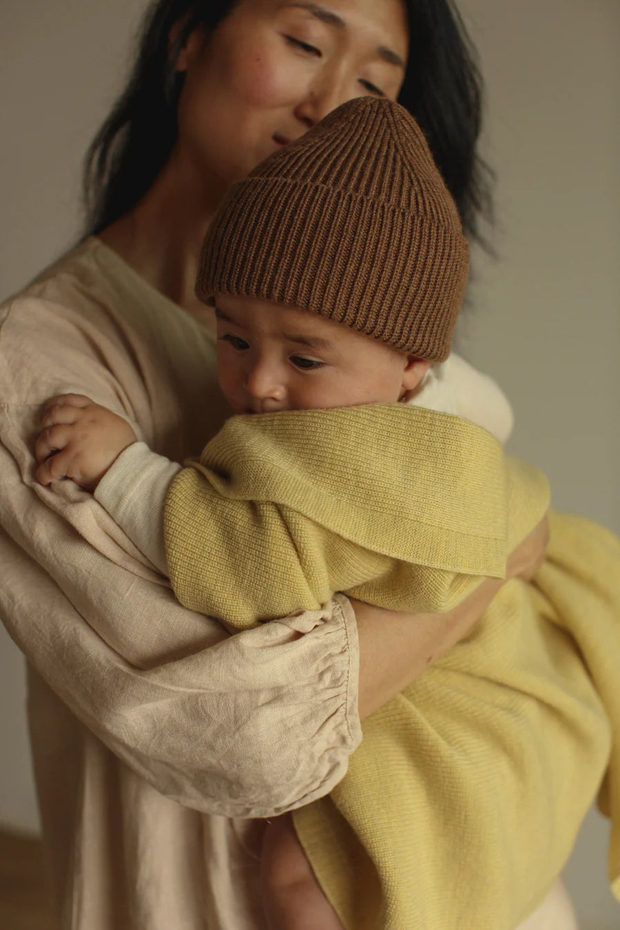 Maman et bébé avec couverture en laine mérinos jaune pâle