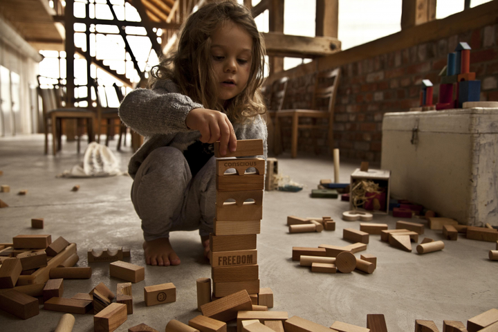 Enfant avec Ensemble de 30 blocs en bois naturel
