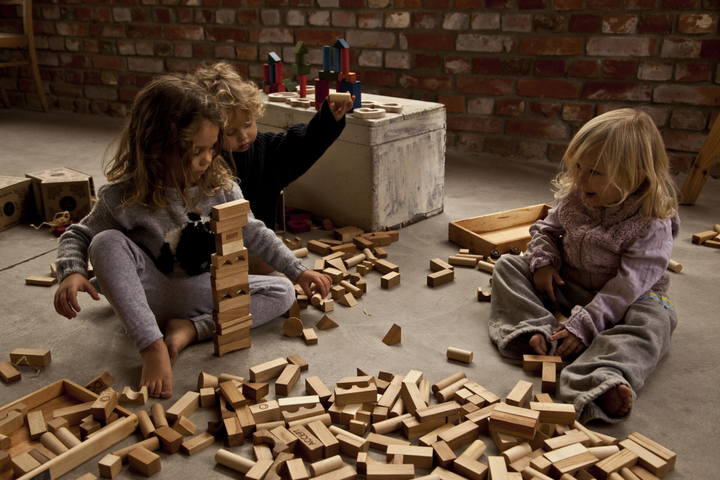 Enfants qui jouent avec Enfant avec Ensemble de blocs en bois naturel