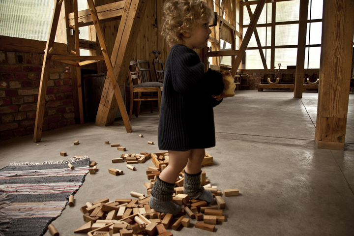 Enfant avec blocs en bois naturel