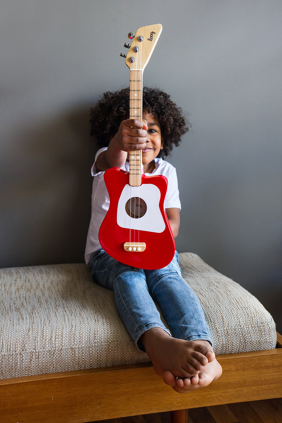 Enfant avec Guitare Loog Mini rouge