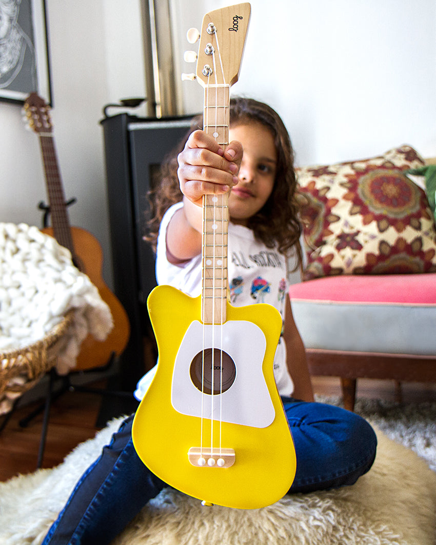 Enfants avec Guitare Loog Mini jaune