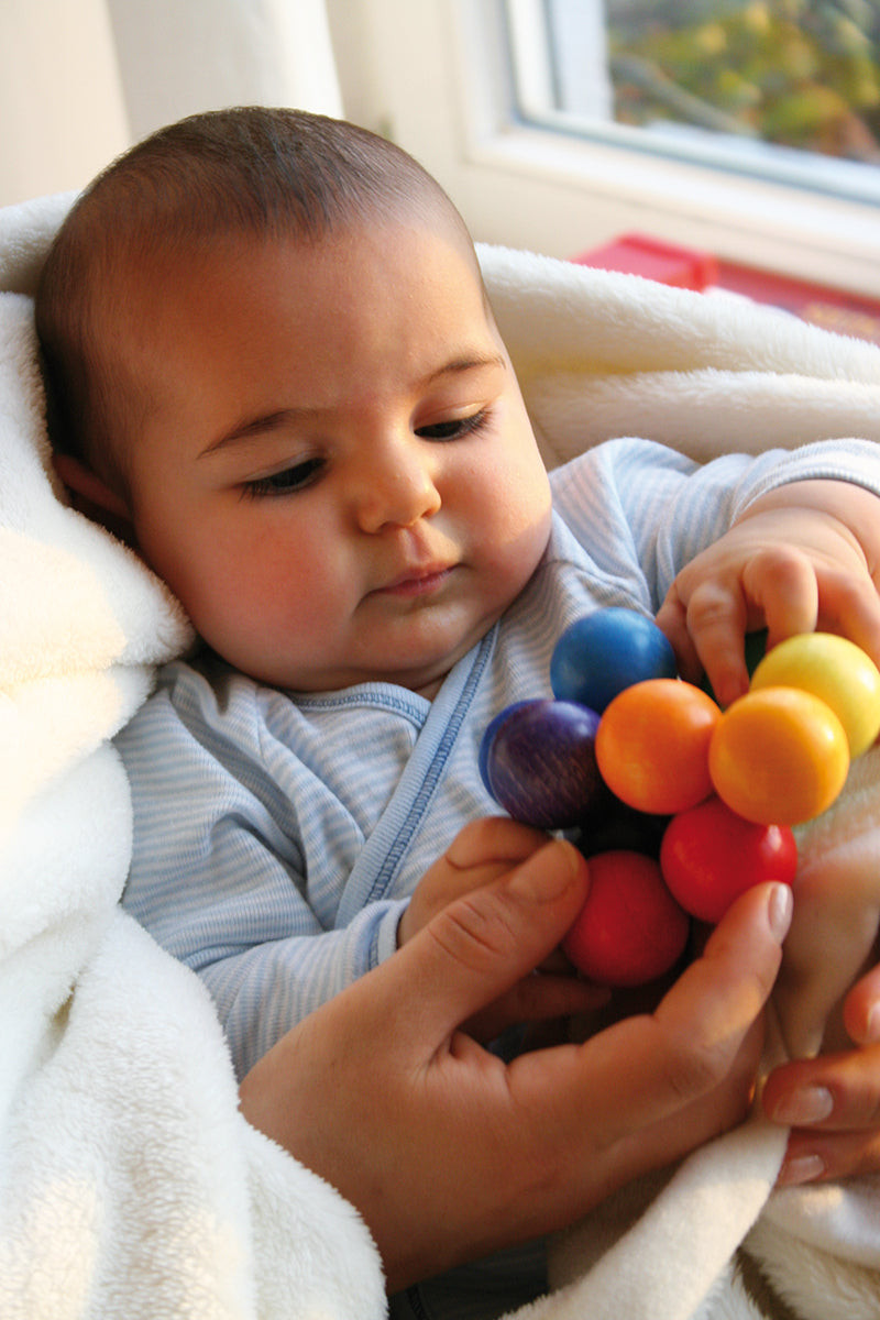 Bébé avec Hochet billes en bois multicolore à manipuler 