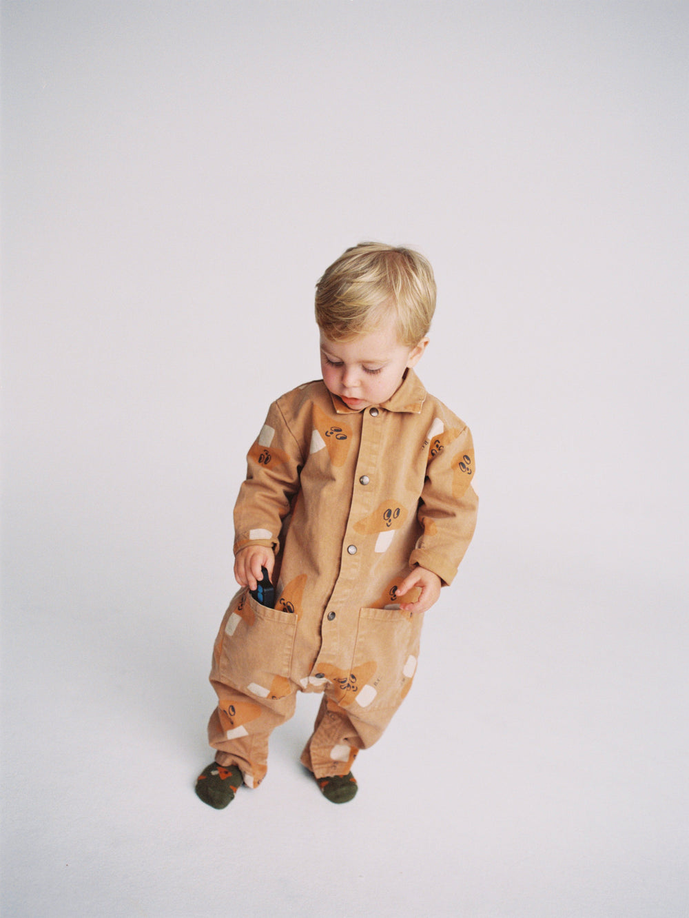 Bébé avec Salopette en coton brun avec imprimé champignons
