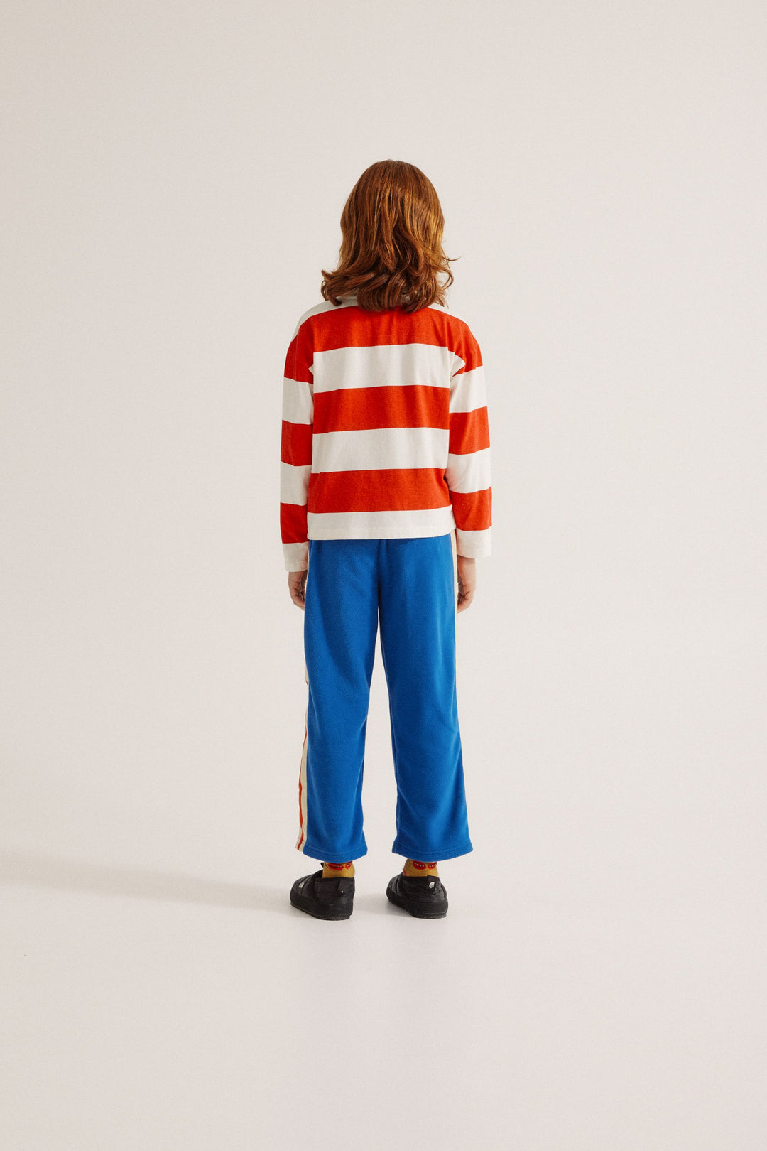 Enfant avec Tshirt manches longues rayé rouge et blanc