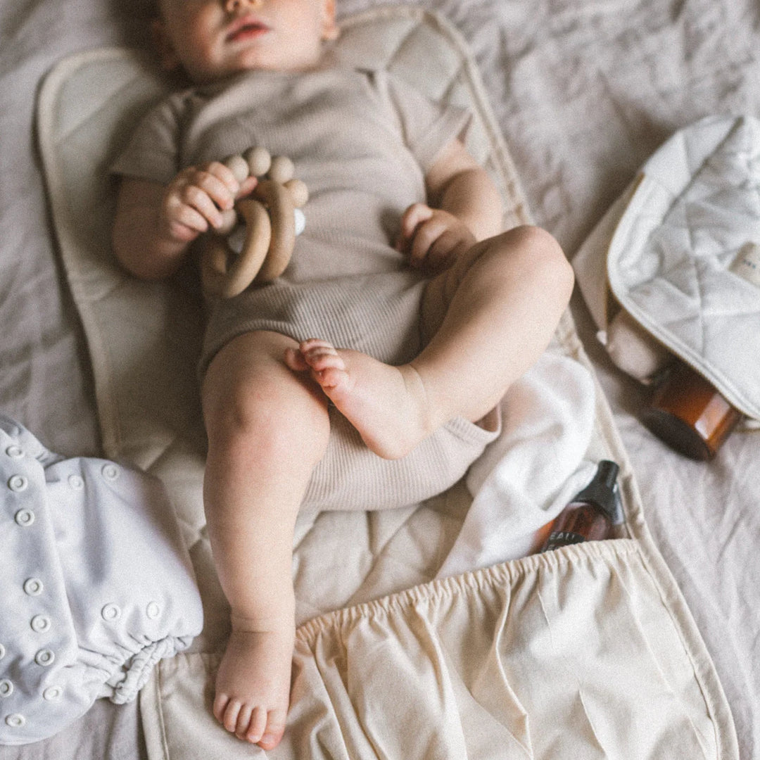Bébé sur Tapis de change matelassé en coton 