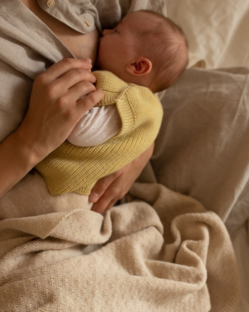 Maman et bébé avec Veste jaune pâle en laine mérinos