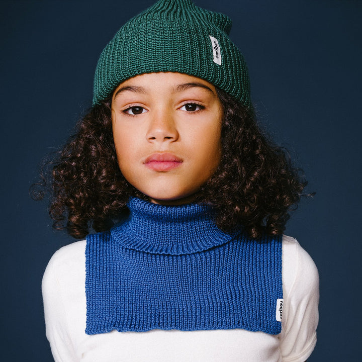 Enfant avec Cache cou en tricot bleu