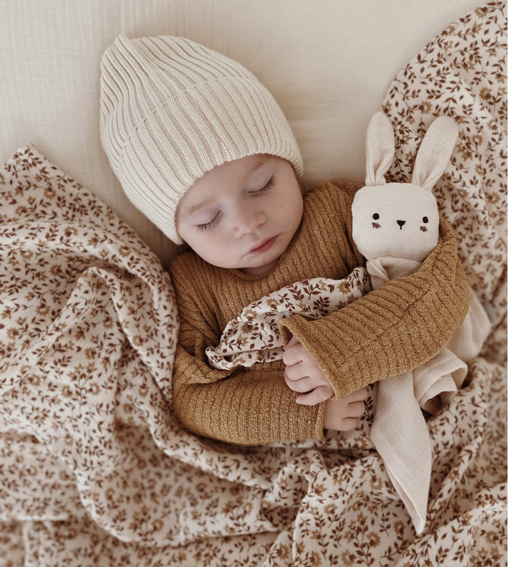 Bébé avec Couverture d'emmaillotage en mousseline Hibiscus