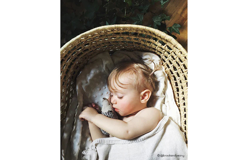 Bébé avec Petit hérisson de laine 