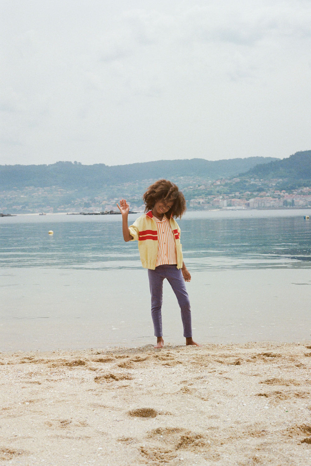 Enfant à la plage avec Legging en 100% coton côtelé bleu délavé