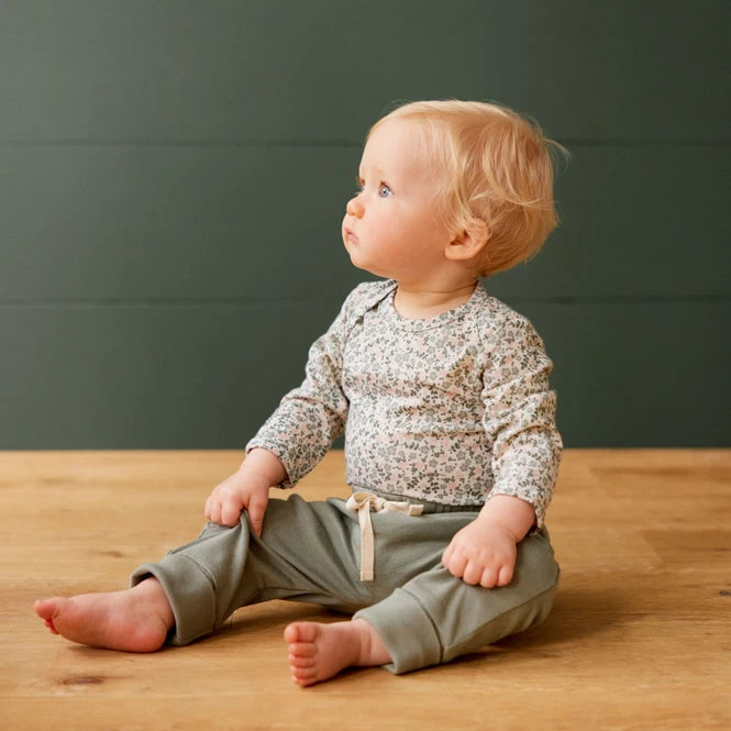 Bébé avec pantalon en coton biologique vert