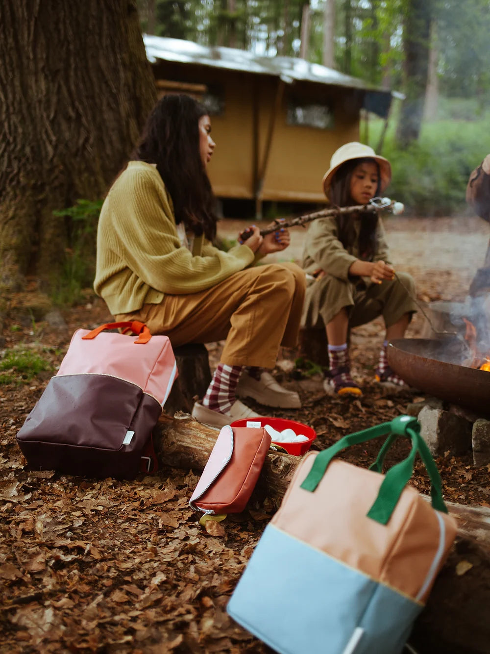 Enfants dans les bois avec Sac à dos fait en bouteilles PET recyclées vert et moutarde