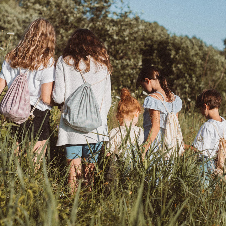 Enfants dans un champ avec Sacs à dos en coton