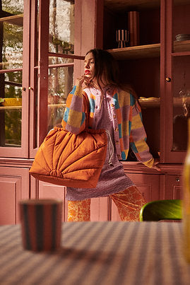 Femme avec Sac tote matelassé en coton brun orange