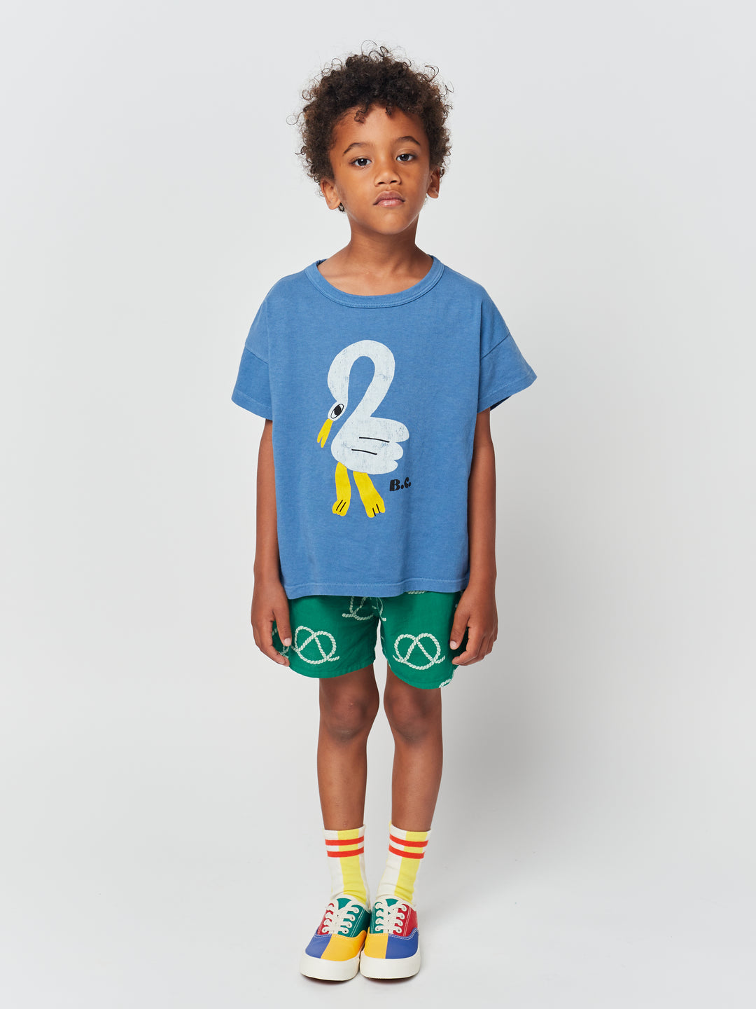 Garçon avec Enfant avec T-shirt bleu avec Pelican