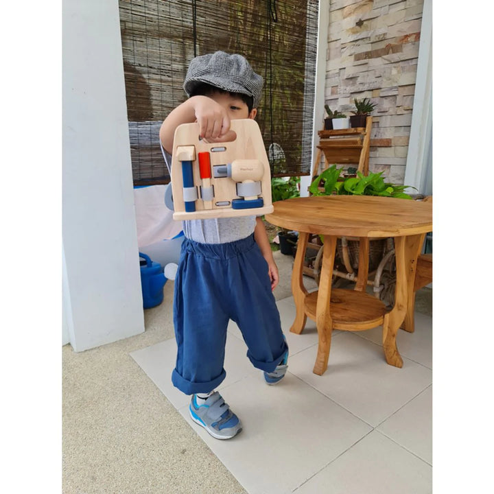 Enfant avec Plan Toys jouet d'imitation Trousse de charpentier
