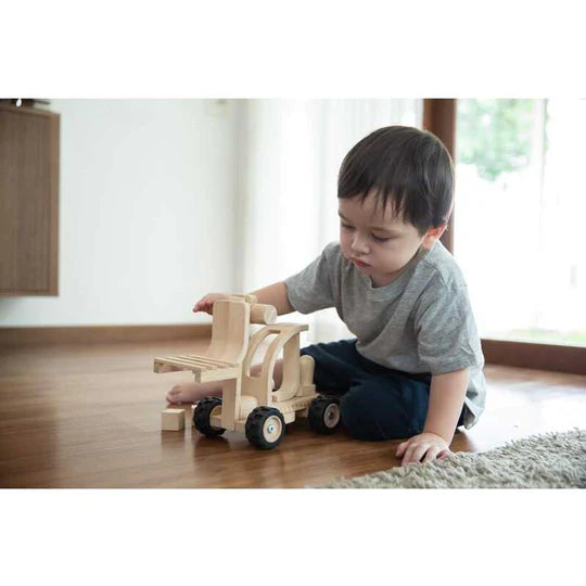 Enfant avec Chariot élévateur en bois Plan Toys - Jouet pour enfants