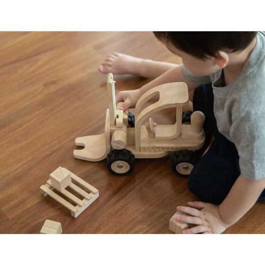 Enfant avec Chariot élévateur en bois Plan Toys - Jouet pour enfants