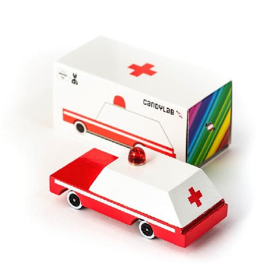 ambulance en bois rouge et blanche wood ambulance red and white