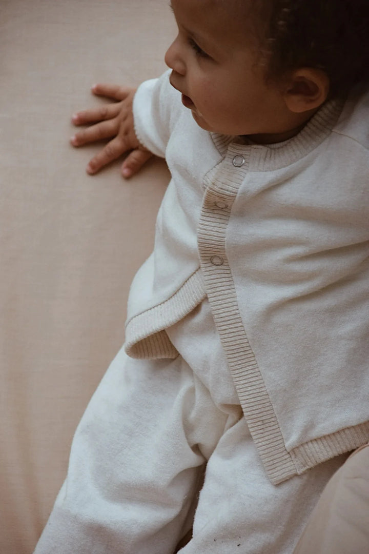 Bébé avec Cardigan en chanvre naturel et coton biologique