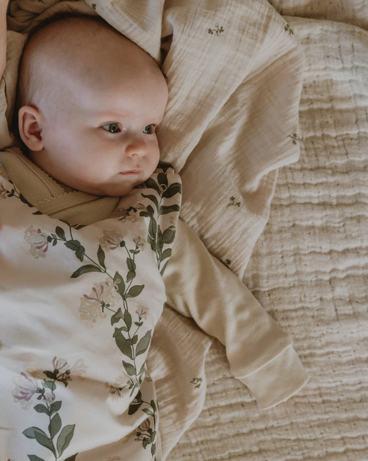 Bébé avec Couverture d'emmaillotage en mousseline beige avec Folia