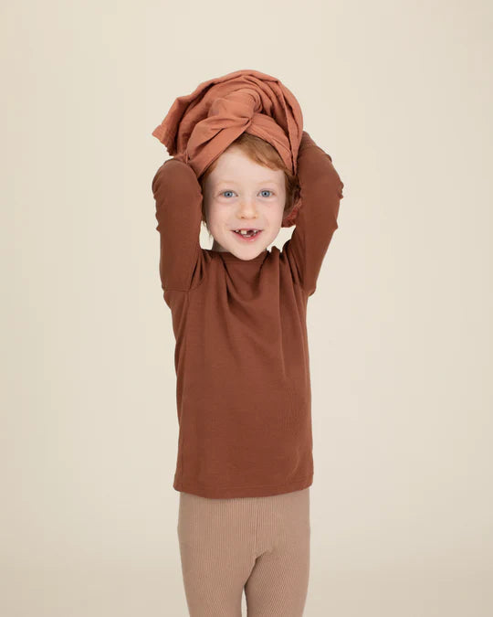 Enfant avec Couverture d'emmaillotage biologique Root