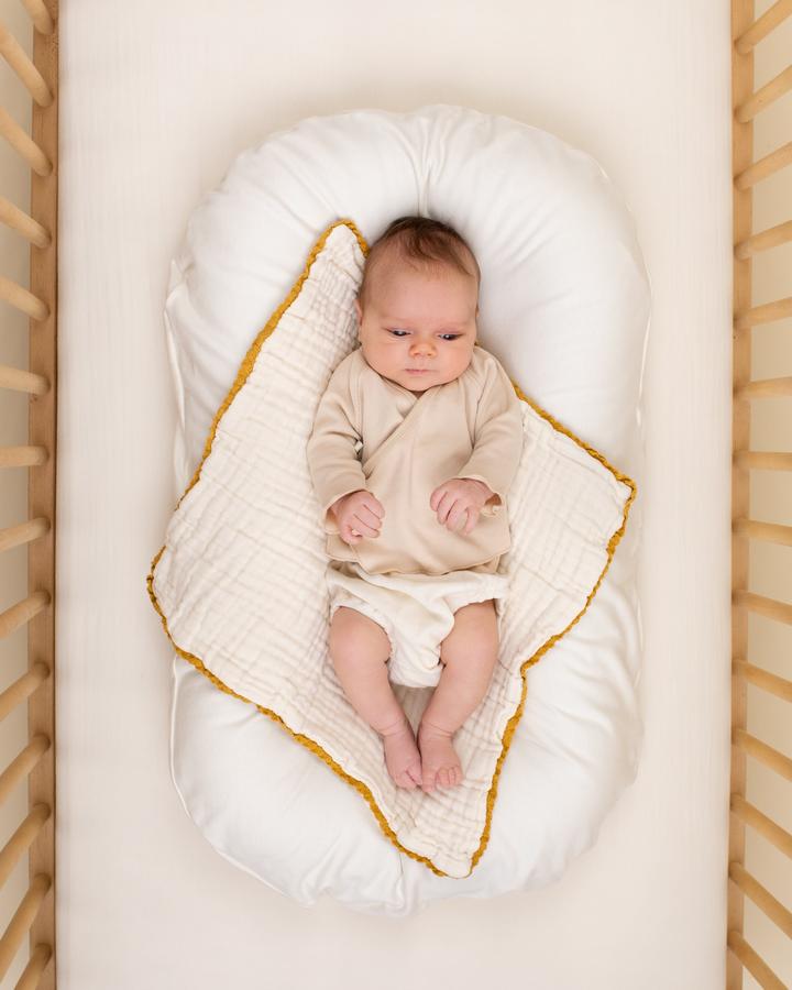 Bébé avec Couverture en gaze de coton biologique format mini