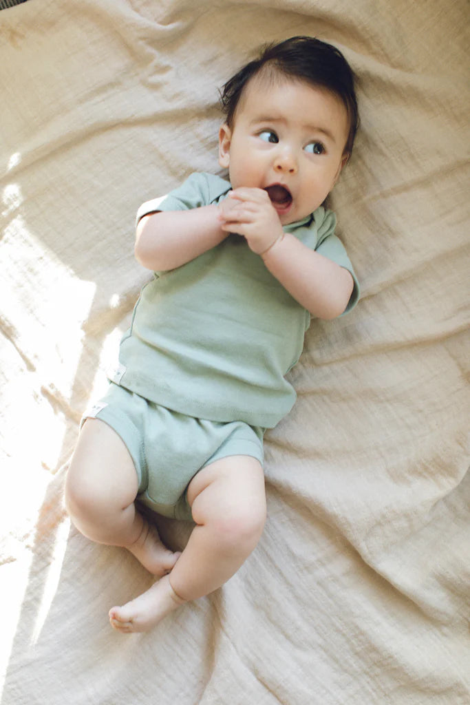 Bébé avec Culotte pour bébé en coton vert