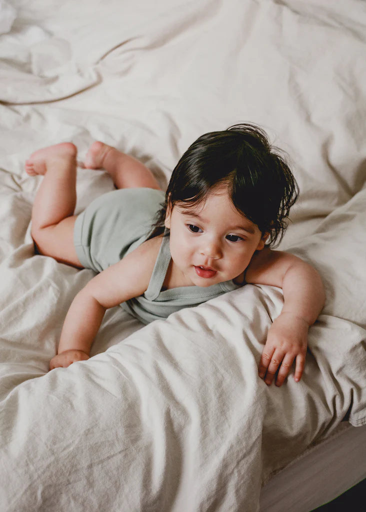 Bébé avec Culotte pour bébé en coton vert