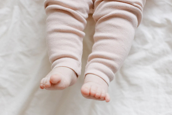 Jambes de bébé avec Legging en coton rose