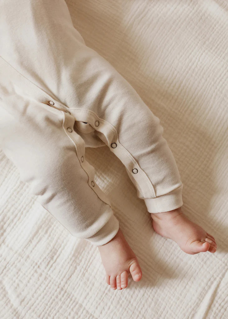 Jambes de Bébé avec Pyjama kimono en coton naturel