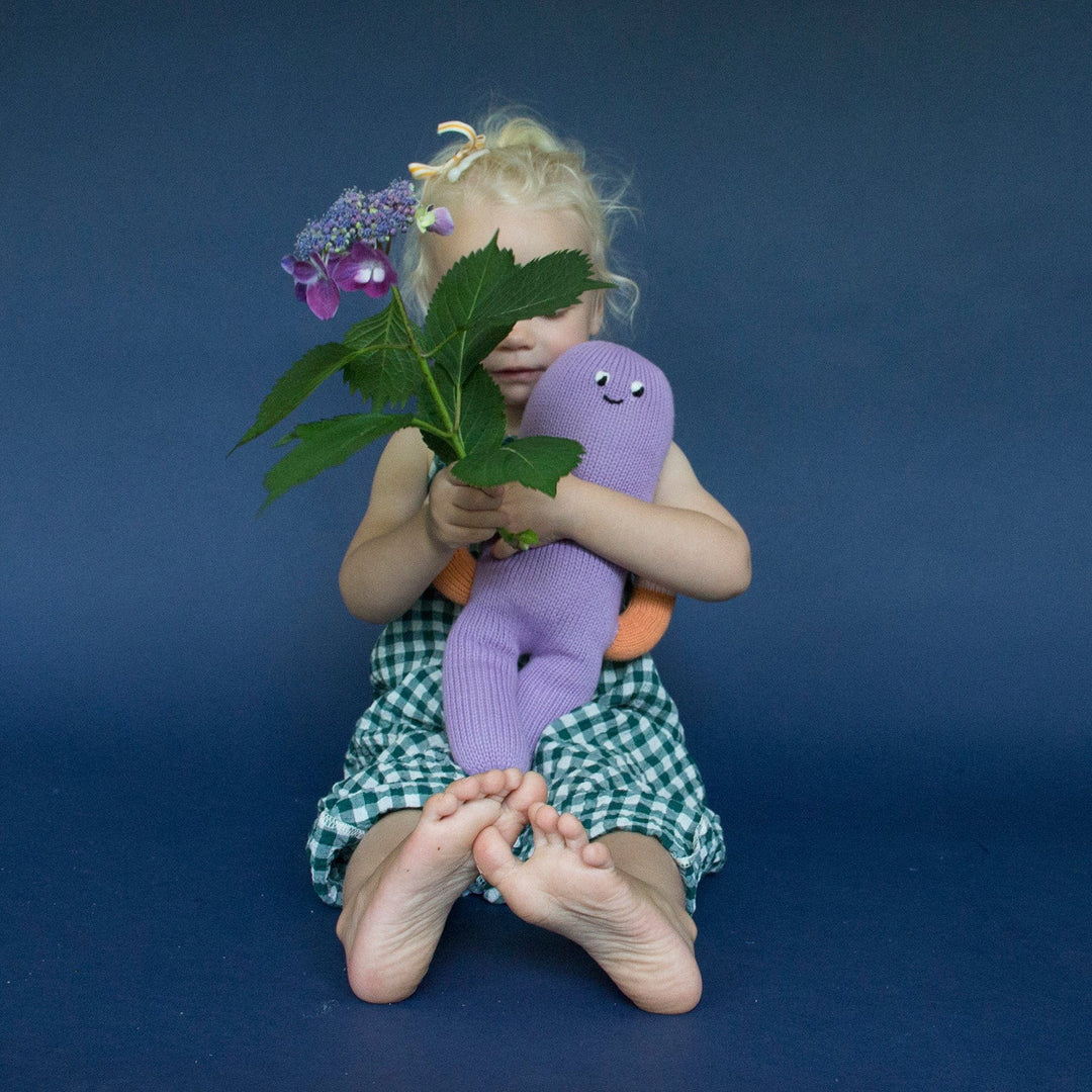 Fille avec Peluche tricoté à poignées lilas